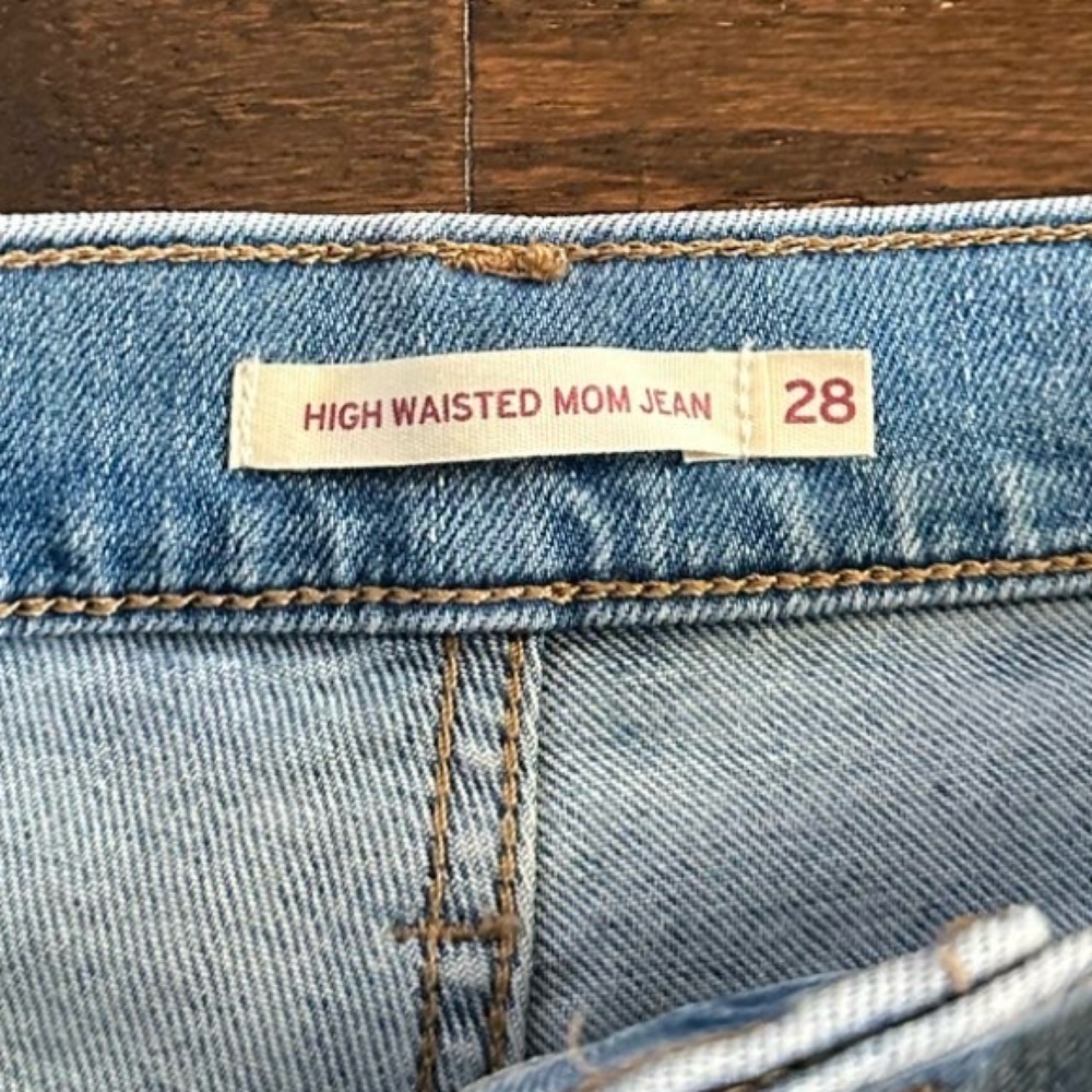 Levi’s-Mom Jeans-High waisted Size 28-EUC-like new - Picture 2 of 7